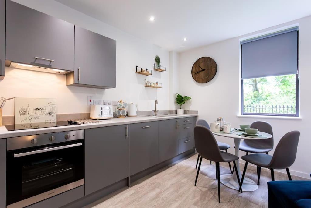 Polly'S Place Apartment Taunton & Free Off Road Parking & Wifi Bagian luar foto